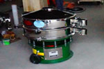 800型單層三次元振動(dòng)篩，產(chǎn)量可達(dá)800kg/h。