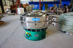 1200型三次元振動(dòng)篩，產(chǎn)量可達(dá)2100kg/h。